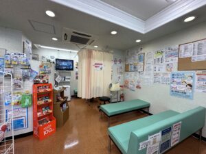 待合室の奥のスペースで開催しています。